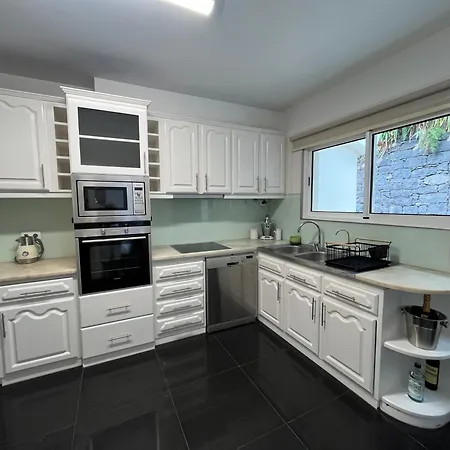 Natural Oasis With Panoramic View & Bio-diverse 9 950m2 Garden * Funchal (Madeira)